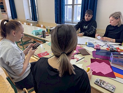 Ustvarjalni projektni dan v prazničnem duhu v Osnovni šoli za odrasle