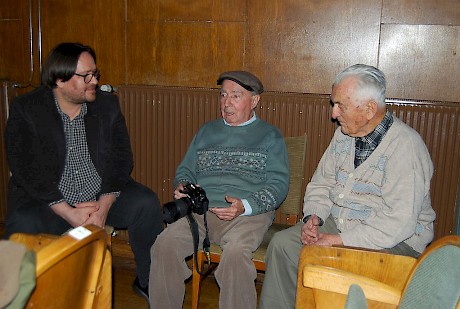 Režiser Janez Lapajne (na levi) v pogovoru z gostoma filma Tistega lepega dne, direktorjem fotografije Ivanom Marinčkom (na desni) in snemalcem Ivom Belcem (na sredini)