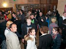 stevilno obcinstvo pred vstopom v dovorano