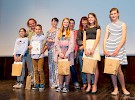 Izbrani deklamatorji, člani strokovne komisije in gostujoča pesnica.