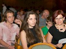 Mlada pesnika in mentorica v pripravljenosti na nastop.