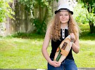 Nika Gradišek z Župančičevo frulico za najboljšo OŠ pesnico leta 2016.