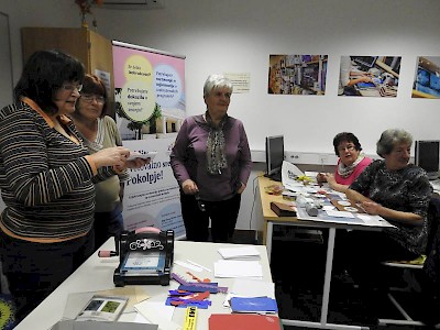 Izdelovanje novoletnih voščilnic na svetovalni točki v Semiču