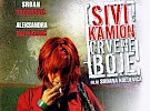 sivi kamion crvene boje