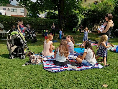 Medgeneracijski vrt: Dojiva se