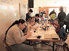 zik crnomelj dasa bartolj in ajda skrbinsek z udelezenci delavnice poslikava majic