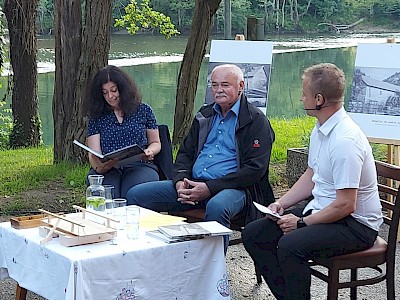 Družinska zgodba v knjigi Domačija ob vodnih kolesih